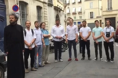(VIDEO) DA SE NAJEŽIŠ! Bogoslovi iz Prizrena zapevali ispred Notr Dama: Srbi pokazali  da pravoslavlje nema granice!