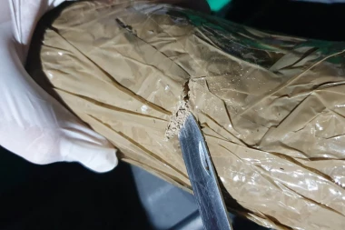 (FOTO) Uhapšene tri osobe tokom primopredaje droge!