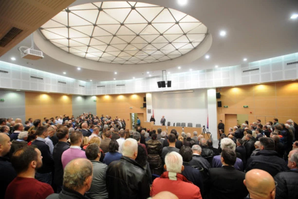 TRESE SE POLITIČKA SCENA: Poslanik većine traži saslušanje premijera, POZNAT I RAZLOG