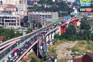 Totalni kuršlus na Gazeli: Lančani sudar pet vozila, Hitna pomoć na terenu