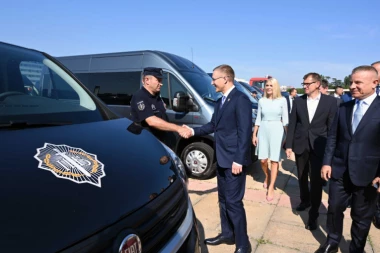 (FOTO, VIDEO) MUP oprema policajce i vatrogasce: Stiglo 80 novih vozila!