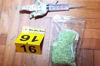 U Kragujevcu uhvaćen diler dok je davao mladiću (19) amfetamine! U stanu mu nađeno još droge!