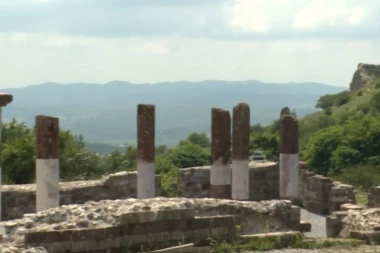 DOKLE, BRE, VIŠE! Šiptarima ništa nije sveto: Rimokatolički biskup kosovski držao misu u pravoslavnoj crkvi