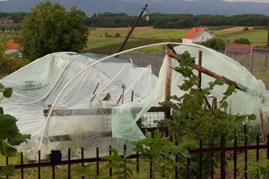 (FOTO) Stravične slike dolaze iz Blaca: Nevreme napravilo pustoš, vetar čupao bandere