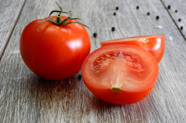 Jedite paradajz što više jer čuva srce, kožu, vid...