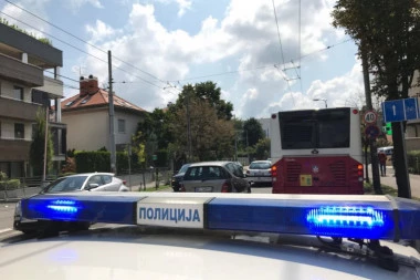 Teška saobraćajka u Beogradu: Automobil se zakucao u banderu, povređen sin diplomate