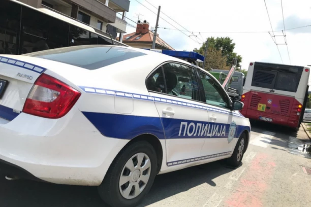 KOMŠIJI ZAPALIO AUTO I POBEGAO!? Muškarac iz okoline Šapca uhapšen pod sumnjom da je podmetnuo požar!