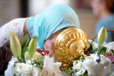 ŽENE I PAROVI BEZ DECE NEK OBRATE PAŽNJU: Danas se obeležava svetac koji im može pomoći