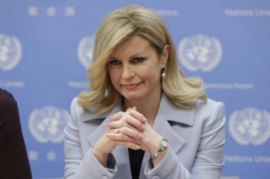 KOLINDU ZABOLELA PIPI! Bivša predsednica Hrvatske na "Parku prinčeva": NA MAJICI IMALA ŠOKANTNU PORUKU! (FOTO)