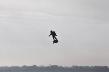 (FOTO, VIDEO) Zapata preleteo Lamanš na flajbordu za 20 minuta