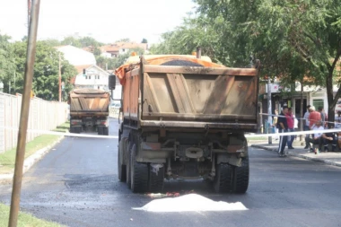 (JEZIVE FOTOGRAFIJE) Užas u Beogradu: Ženu pregazio kamion "Beograd puta", telo nasred ulice, prolaznici u šoku!