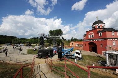 (FOTO) Kod manastira Krušedol na Fruškoj Gori sve je spremno za početak obeležavanja godišnjice "Oluje"