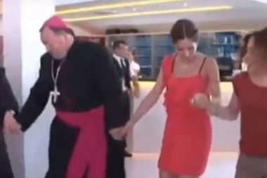 (VIDEO) Hrvatski sveštenici cepaju kolce - i to Užičko!