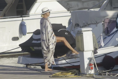 Folk zvezda pokazala čime raspolaže: Brena bez šminke, duge noge i dalje grme