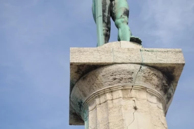 Nije "crna magija": Rešena zagonetka odakle je kamen ispod "Pobednika"