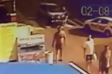 (UZNEMIRUJUĆI VIDEO) UŽAS U BUDVI: Ruskinja udarila čoveka dok je gurao kolica sa bebom, zaustavila se tek kad ih je pregazila