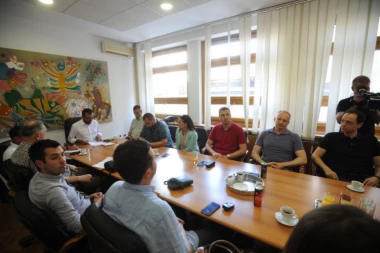 KUJU PLANOVE IZA ZATVORENIH VRATA!? Sastala se opozicija, za stolom Zavetnici, DSS i Dveri!