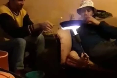 (VIDEO) U NJIHOVOM FAZONU: Crnogorci smislili način kako da sedite zavaljeni u fotelji dok pečete palačinke