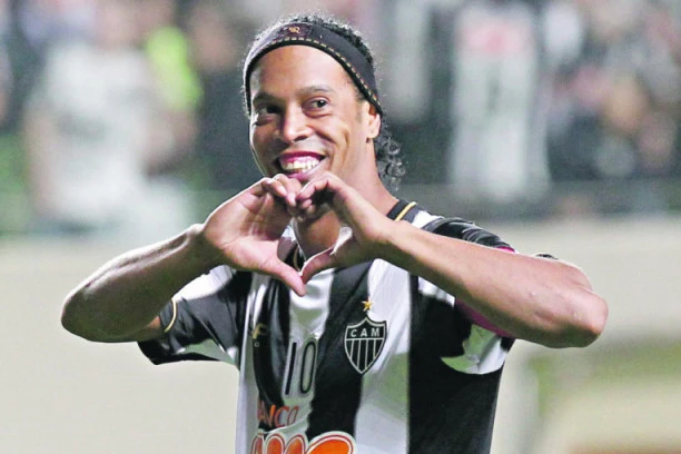 (VIDEO) FORMA JE PROLAZNA, KLASA JE VEČNA! Zemljotres u Argentini: Ronaldinjo se vraća fudbalu na poziv Maradone!