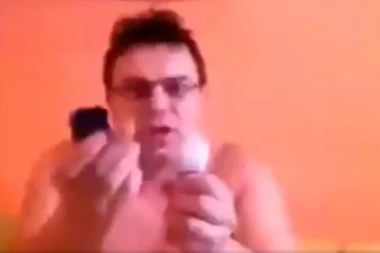 (VIDEO) URNEBESNO! Pogledajte kako je Milan Tarot objasnio smrdljivom putniku u GSP-u da koristi rolon