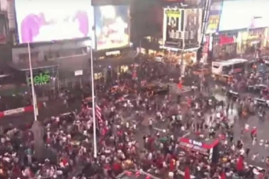 (VIDEO) Masovni stampedo u centru Njujorka: Mislili su da je teroristički napad, a ovo ih je uplašilo