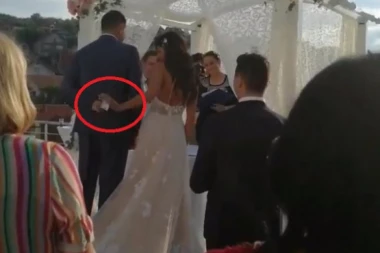 (HIT VIDEO) Mladoženja tutnuo 100 evra mladoj iza leđa da izgovori "DA"!