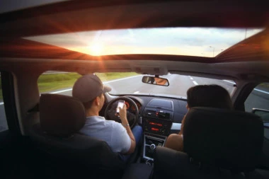 Kako se zaštititi od korone kada delite auto sa kolegama na putu do posla?