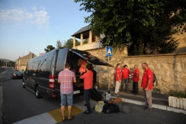(FOTO) Velika moba na Svetoj Gori: Studenti iz Beograda krenuli na berbu grožđa u Hilandaru