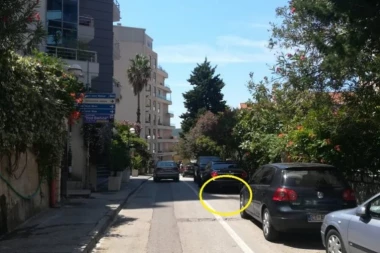 (FOTO) Pogledajte ovaj bezobrazluk u Crnoj Gori: Đetići paukom nose samo srpske automobile, druge ne diraju!