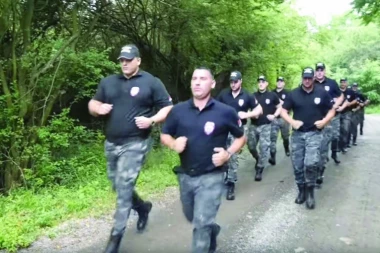 (FOTO) Skandalozno otkriće: Paravojska kod kuće Vučića!