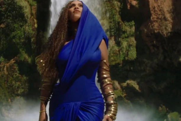 ZASTAJE DAH! BIJONSE gola na KONJU, a evo zašto su je povezali s junakinjom iz 12. veka!