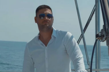 (VIDEO) Novi spot i singl! Perućica kapetan na brodu punom devojaka!