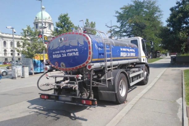 PAKLENO VRUĆI DANI: Cisterne sa pijaćom vodom parkirane na ŠEST lokacija u gradu!