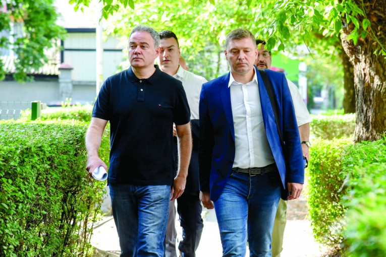 URNEBESNI ZAHTEVI SA SASTANKA NA FPN: Opozicija hoće da smeni pola Srbije