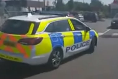 (VIDEO) NIJE MOGAO DA ODOLI: Oteo policajcima auto da bi se provozao, a tek kad je uključio sirenu...