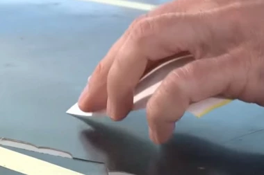 NIKADA NEĆE PRESTATI DA "NAS VOLE": Krajem jula na hrvatskom ostrvu ostećeno šest srpskih vozila!