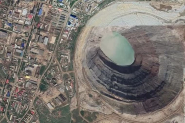 (VIDEO) Ogromna rupa u Sibiru je tolika da može da usisa i helikopter!