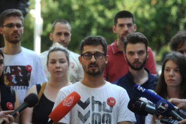 (VIDEO) Đilasov nevaspitani nasilnik pobegao od novinarke Gordane Uzelac: Pokazao svu svoju muškost bežeći od jedne dame