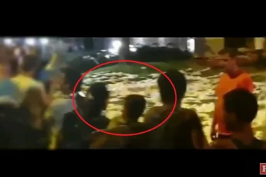 (VIDEO) Zloupotreba maloletnih lica na protestu! Đilas i ostale vođe ih gurnuli u prvi red