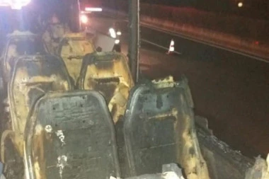 DRAMA U BOLEČU: Zapalio se autobus tokom vožnje, od vozila nije ostao ni šraf!