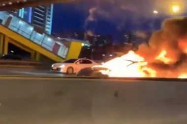 (VIDEO) Biznismen se "Teslom" zaleteo u kola, a onda je usledila ogromna eksplozija!