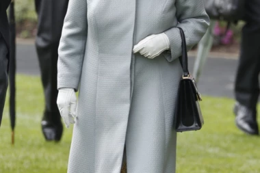 BRITANSKA KRALJICA NA SAMRTI?! Elizabeta gubi kilograme, MNOGI BRITANCI STRAHUJU OD NAJGOREG!!