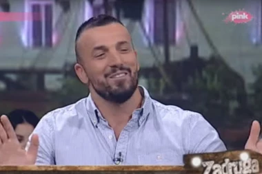 (VIDEO BEZ CENZURE) POKAZAO GA U PUNOJ SNAZI: Vladimir Tomović bez blama izbacio p*nis!