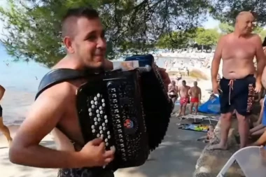 (VIDEO) On je svirao "Zvončiće" na 6 balkanskih načina: Sada je novim nastupom na hrvatskoj plaži napravio haos i oduševio!