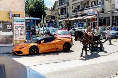(FOTO) SLIKA DANA! LAMBORDŽINI VS. ZAPREŽNA KOLA: Nasred Tutina "sudar" bogatstva i sirotinje, modernog i ruralnog!