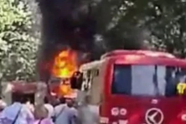 PANIKA NA AUTOBUSKOJ STANICI U BEOGRADU: Zapalilo se vozilo "Laste", kulja crni dim