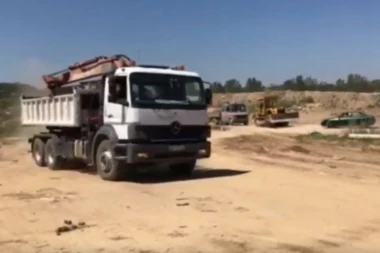 (VIDEO) Građevinska mafija snimljena kako beži sa divlje deponije na Čukaričkoj padini!