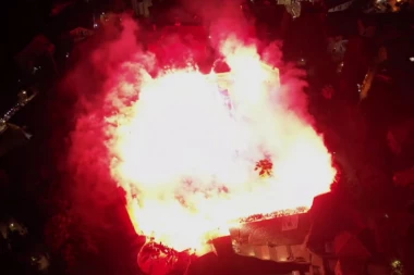 (VIDEO) Pogledajte kako Vlado Georgiev uz bakljadu "Delija" peva "Tamo daleko!"