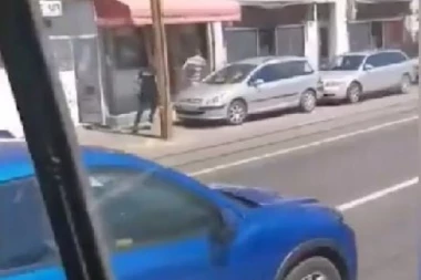 (VIDEO) Filmska potera na ulicama Beograda: Policajac jurio osumnjičenog