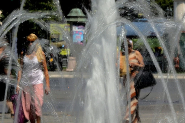DOK SE SVET SMRZAVA, ONI ŠETAJU U GAĆAMA I KUVAJU SE ŽIVI: Stanovnici ove zemlje prizivaju kišu kao nikad pre (VIDEO)